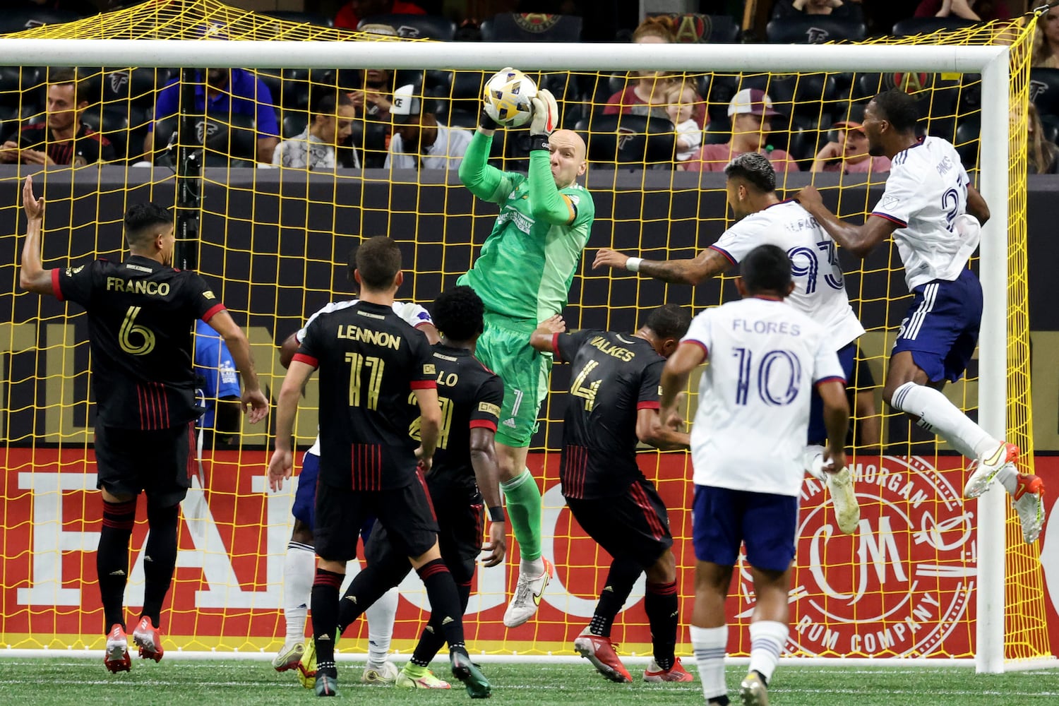 Atlanta United goalkeeper Brad Guzan makes a save against D.C, United players during the second half at Mercedes-Benz Stadium Saturday, September 18, 2021 in Atlanta, Ga. JASON GETZ FOR THE ATLANTA JOURNAL-CONSTITUTION