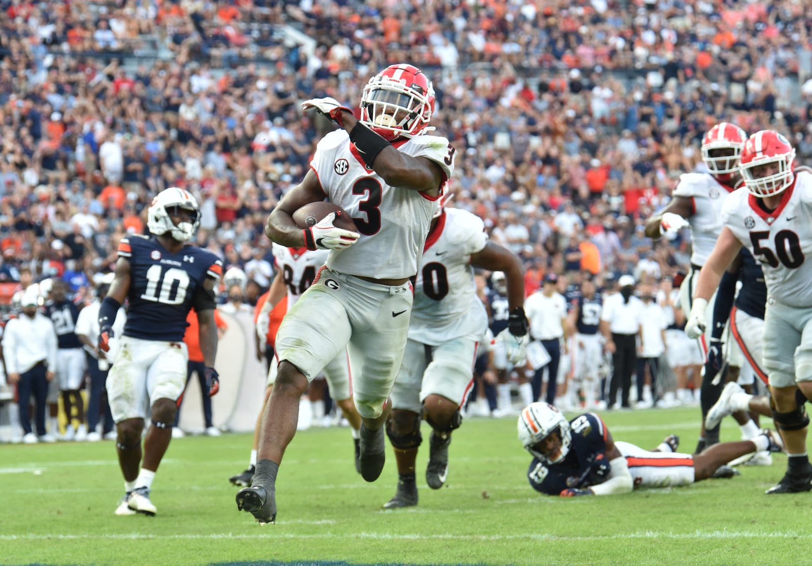 Georgia running back Zamir White (3) celebrates as he scores a touchdown during the second half Saturday, Oct. 9, 2021, at Jordan-Hare Stadium in Auburn, Ala. (Hyosub Shin / Hyosub.Shin@ajc.com)