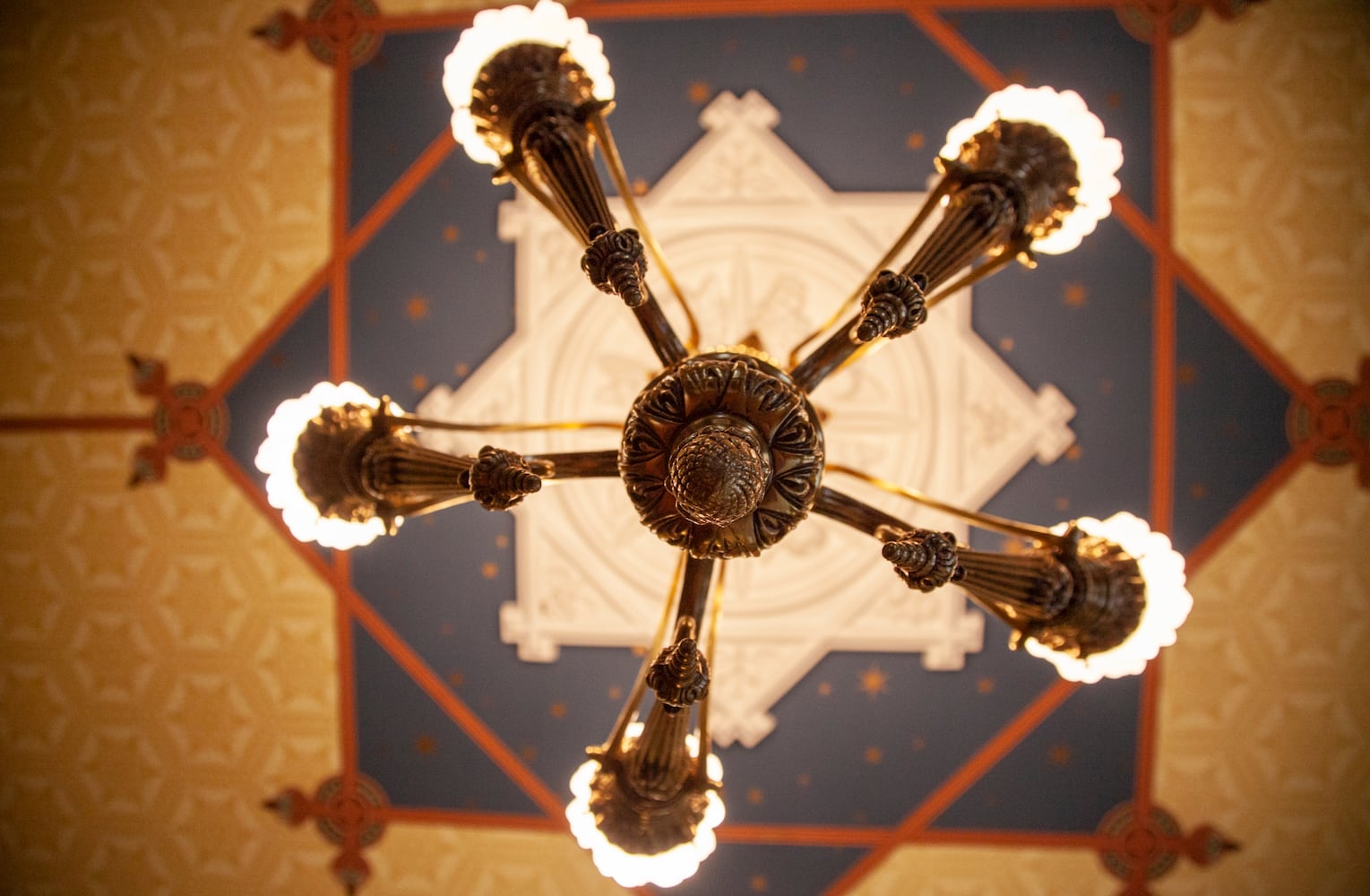 Photos: Grant Park mansion’s halls are decked with boughs of holly, Victorian style