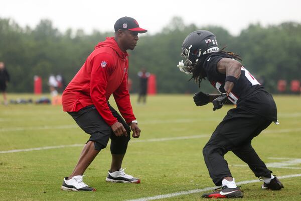 Atlanta Falcons head coach Raheem Morris does a drill with wide receiver JaQuae Jackson (86) during minicamp at the Atlanta Falcons Training Camp, Tuesday, May 14, 2024, in Flowery Branch, Ga. (Jason Getz / AJC)
