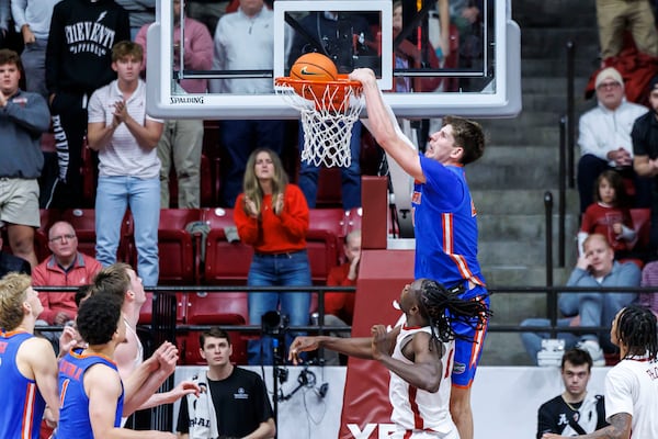 Florida forward/center Alex Condon (21) dunks the ball over Alabama center Clifford Omoruyi (11) during the second half of an NCAA college basketball game, Wednesday, March 5, 2025, in Tuscaloosa, Ala. (AP Photo/Vasha Hunt)