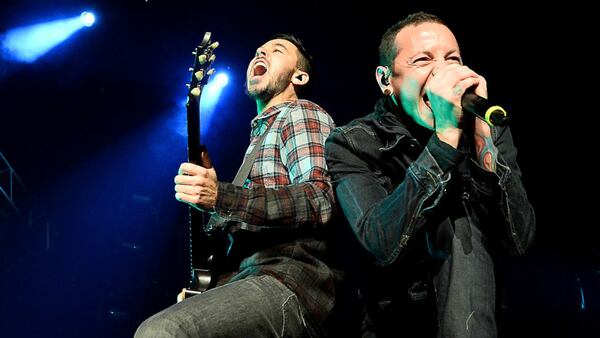 LAS VEGAS, NV - JANUARY 10:  Singer/guitarist Mike Shinoda (L) and singer Chester Bennington of Linkin Park perform at The Joint inside the Hard Rock Hotel & Casino on January 10, 2014 in Las Vegas, Nevada.  (Photo by Ethan Miller/Getty Images)