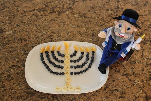 It’s that time of year when the Elf on the Shelf and the Mensch on a Bench, the magical elf’s Hanukkah counterpart, return. Here’s a fun idea for your mensch to encourage good habits, such as eating fruit. CONTRIBUTED BY CHILDREN’S HEALTHCARE OF ATLANTA’S STRONG4LIFE