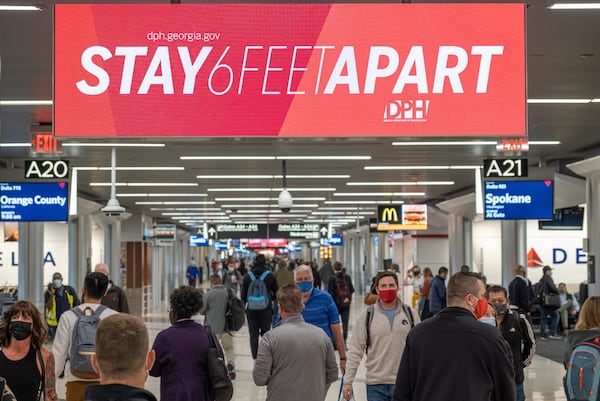 211216-Atlanta-Covid safety messages greet holiday travelers in the A concourse at Hartsfield-Jackson International Airport on Thursday, Dec. 16, 2021. Ben Gray for the Atlanta Journal-Constitution