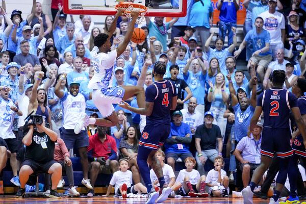 North Carolina forward Jalen Washington (13) dunks against Auburn forward Johni Broome (4) during the first half of an NCAA college basketball game at the Maui Invitational Tuesday, Nov. 26, 2024, in Lahaina, Hawaii. (AP Photo/Lindsey Wasson)