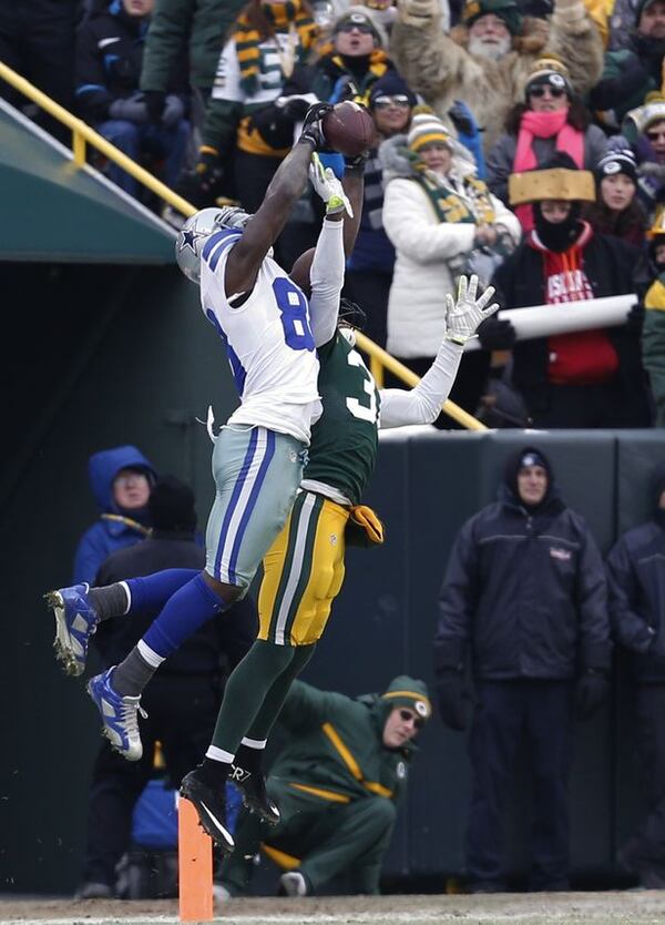 Dallas Cowboys wide receiver Dez Bryant (88) catches a pass against Green Bay Packers cornerback Sam Shields (37) during the second half of an NFL divisional playoff football game Sunday, Jan. 11, 2015, in Green Bay, Wis. The play was reversed after the review. The Packers won 26-21. (AP Photo/Mike Roemer)