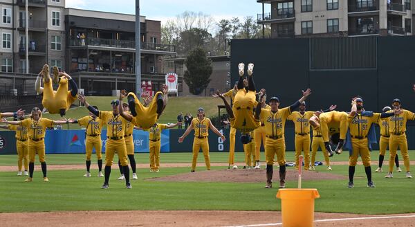 Savannah Bananas players entertain fans. (Hyosub Shin / Hyosub.Shin@ajc.com)