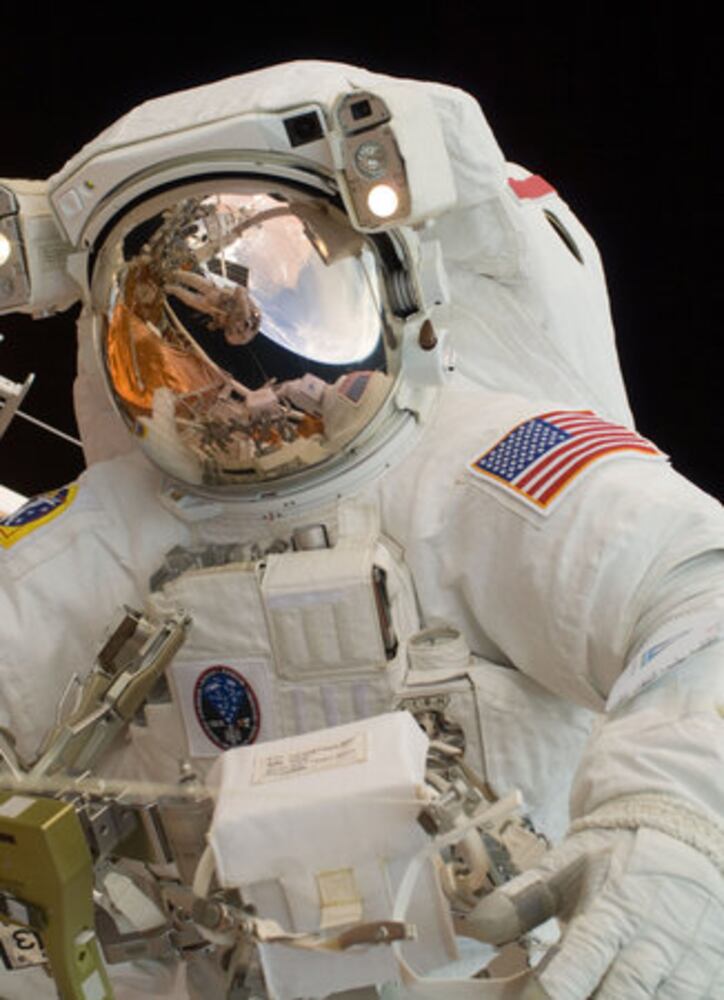 Spacewalkers repair Hubble