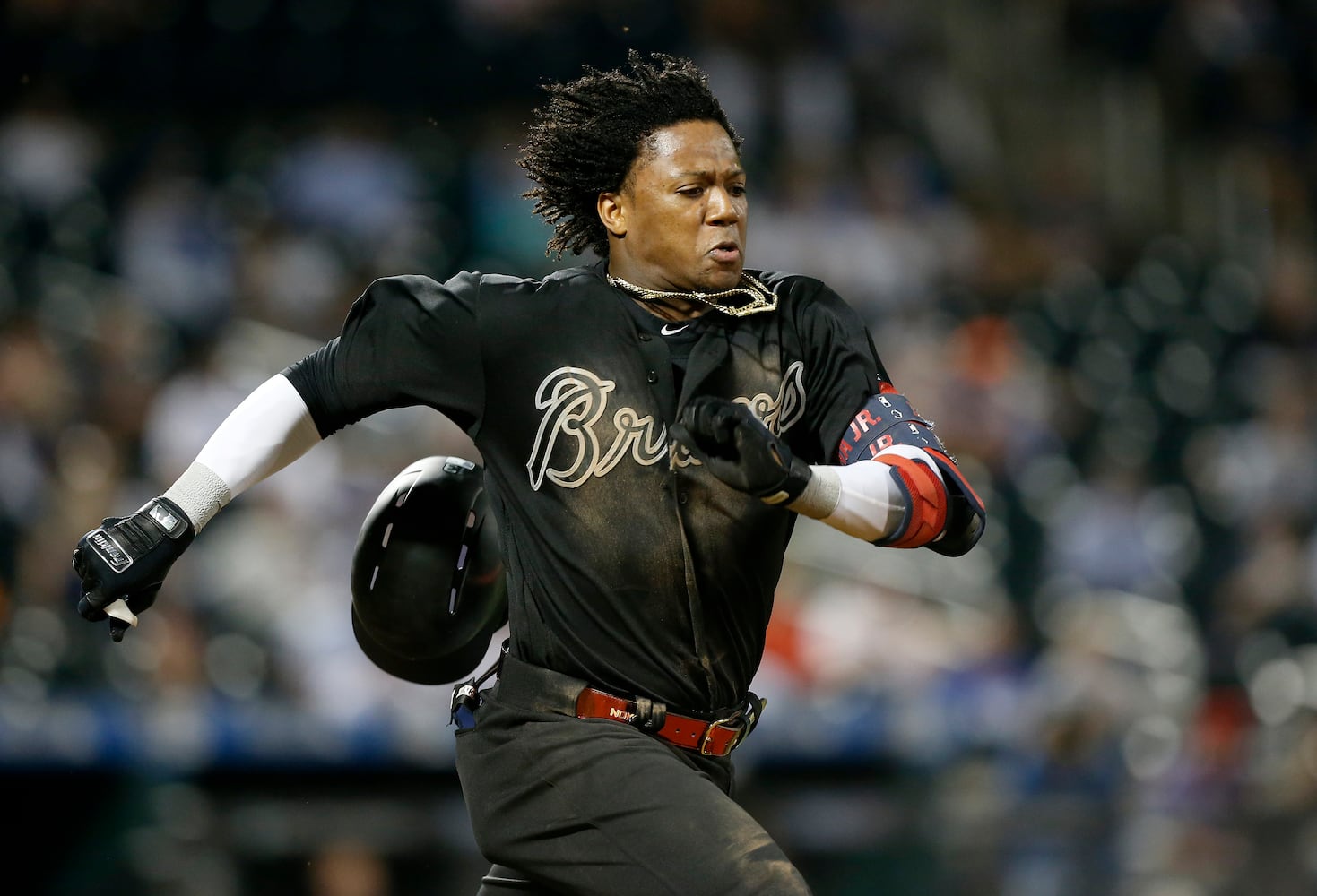 Photos: Braves have winning look in black