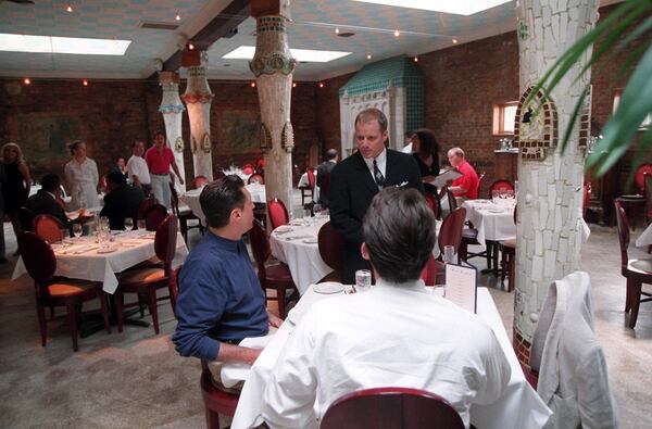 Customers at Mumbo Jumbo Bar and Grill in downtown Atlanta in 1996. / AJC file photo