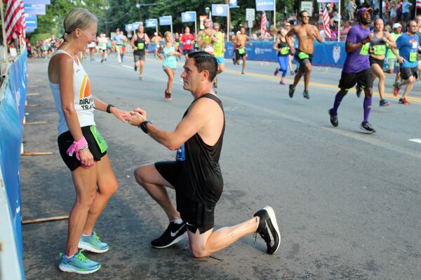 Izzy Gould proposes to Angie Frames at the 2018 Atlanta Journal-Constitution Peachtree Road Race. (Photo provided by Terry Williams)