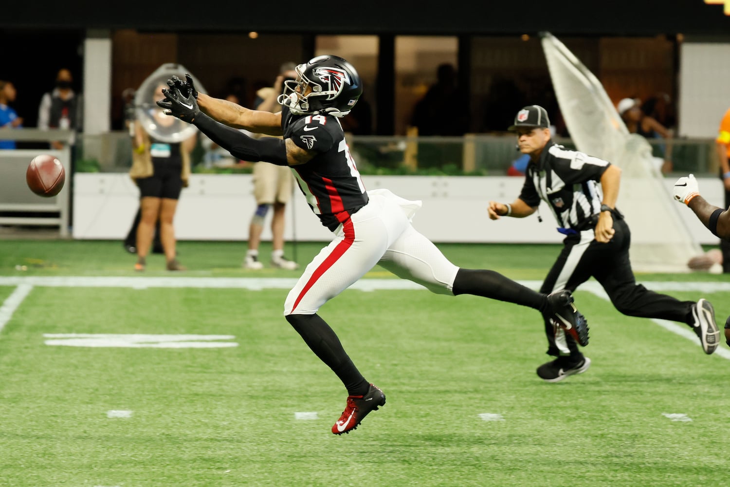 Falcons’ wide receiver Damiere Byrd misses a pass during the first half of an NFL exhibition game against the Jacksonville, Jaguars on Saturday, August 27, 2022, at the Mercedes-Benz Stadium in Atlanta, Ga.
 Miguel Martinez / miguel.martinezjimenez@ajc.com