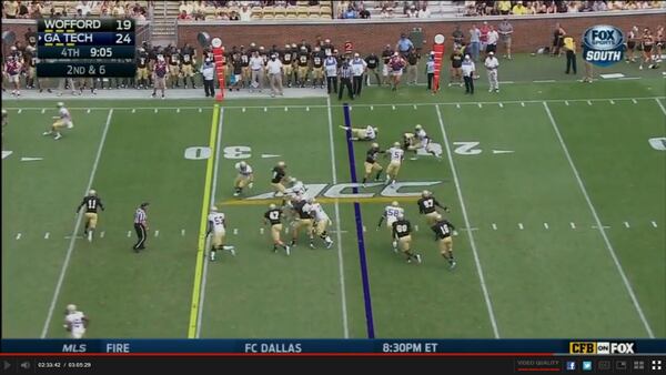 Perkins has sent the cornerback flying. Thomas keeps until the last moment, pitching to Snoddy a little behind him, so he has to slow down to receive the pitch. Braun doesn't make contact with the linebacker, but at least forces him off his course.