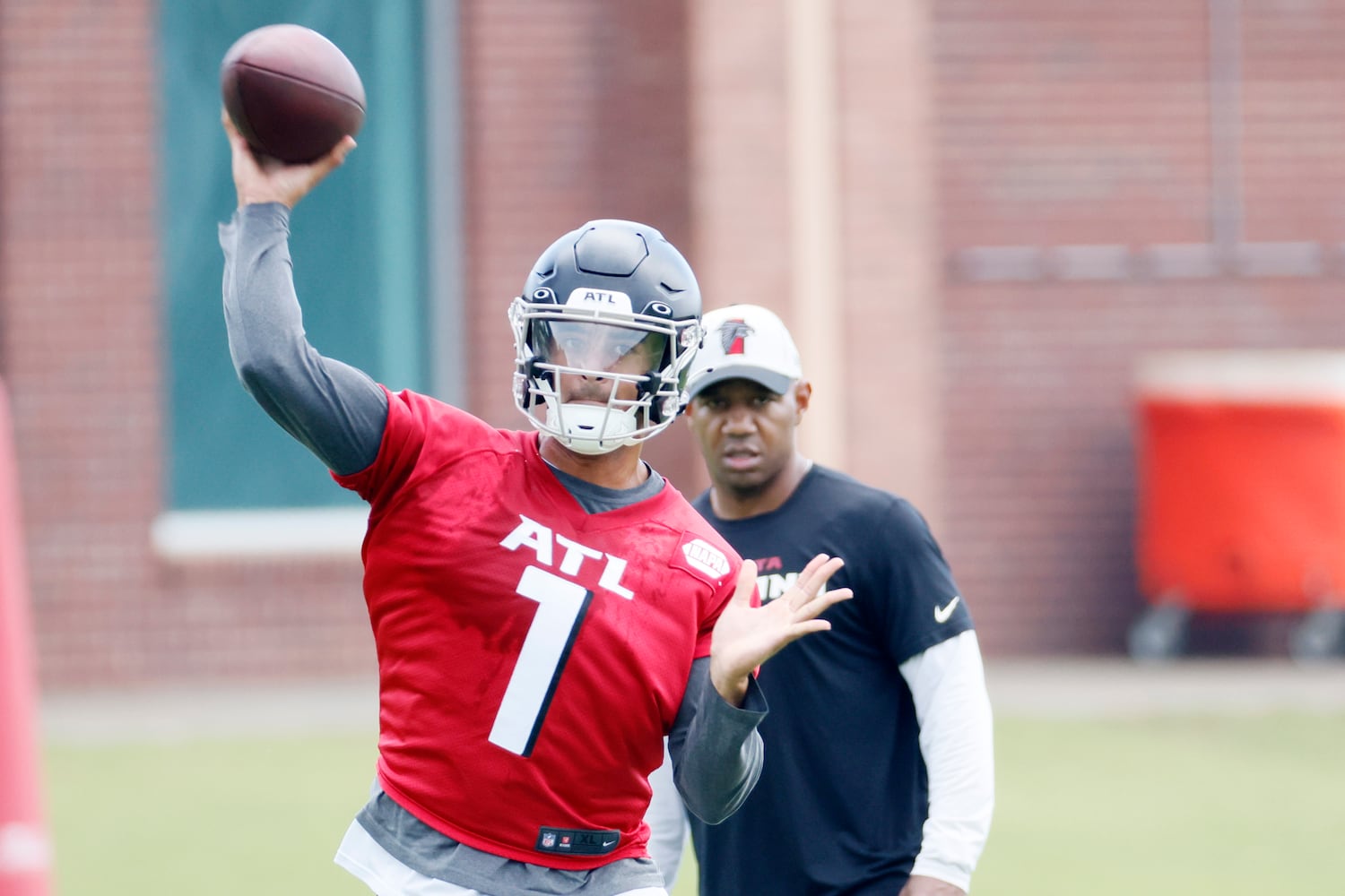 Atlanta Falcons quarterback Marcus Mariota (1) throws the ball as he works a drill during the mini practice at Falcons Training Facility on Tuesday, June 14, 2022.  Miguel Martinez / miguel.martinezjimenez@ajc.com