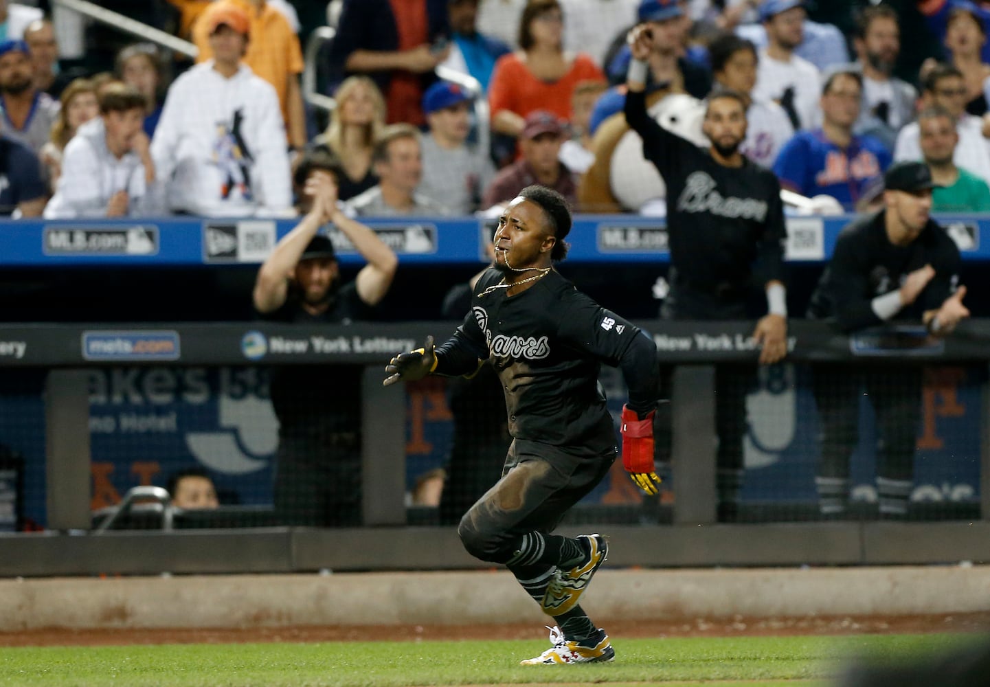 Photos: Braves have winning look in black