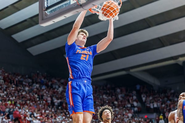 Florida forward/center Alex Condon (21) dunks the ball against Alabama during the first half of an NCAA college basketball game, Wednesday, March 5, 2025, in Tuscaloosa, Ala. (AP Photo/Vasha Hunt)