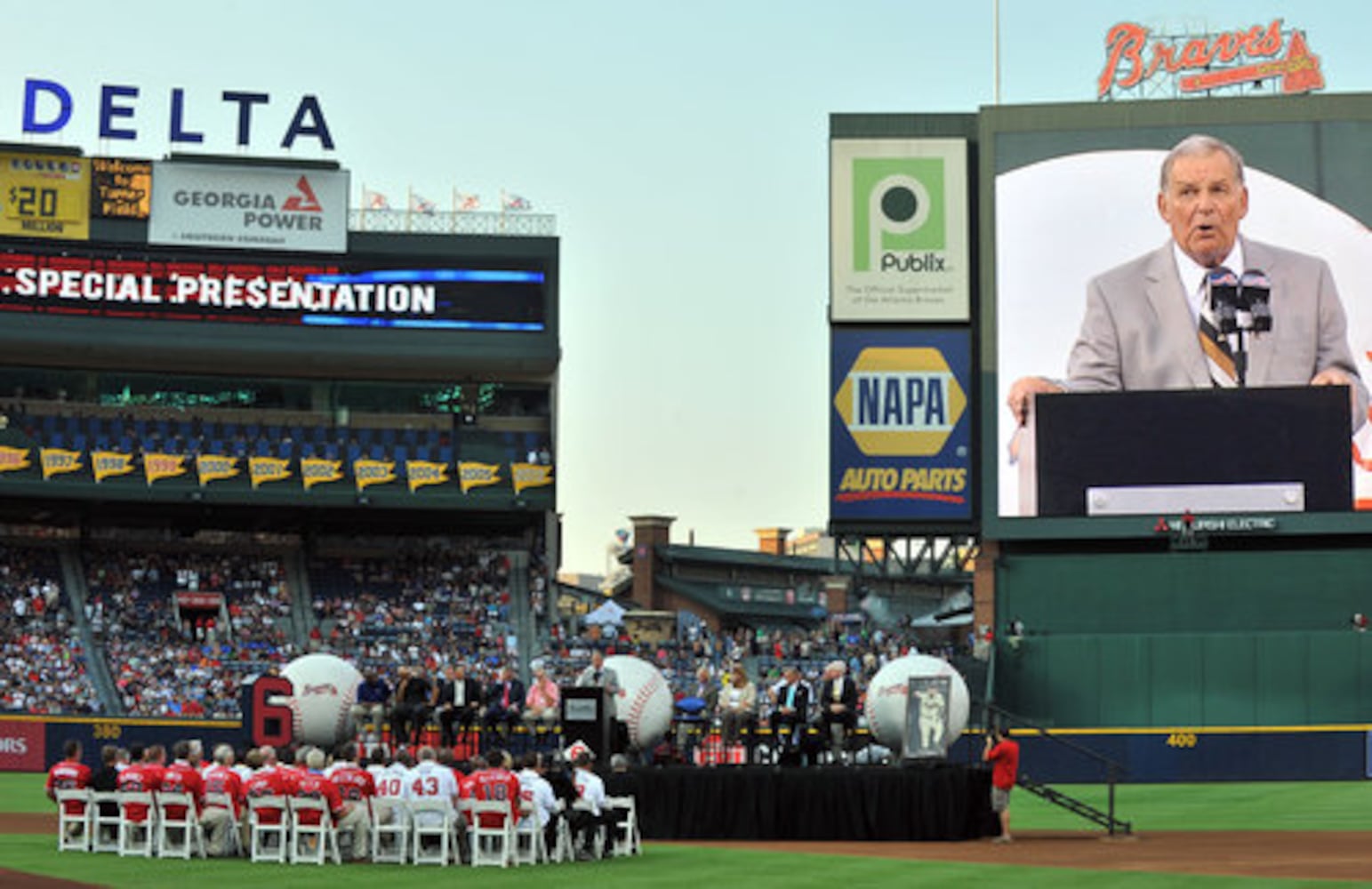 Braves honor former manager Bobby Cox