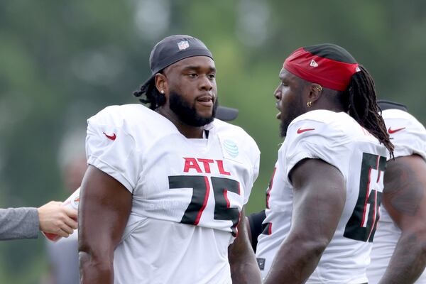 080122 Flowery Branch, Ga.: Atlanta Falcons offensive guard Justin Shaffer (75) during training camp at the Falcons Practice Facility, Monday, August 1, 2022, in Flowery Branch, Ga. (Jason Getz / Jason.Getz@ajc.com)