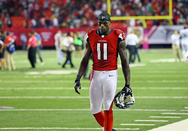 ****** VISUAL LEDE*****100713 Atlanta: -- OUT FOR THE YEAR? -- Falcons wide receiver Julio Jones walks off the field dejected after falling 30-28 to the Jets in their NFL "Monday Night Football" game on Monday, Oct. 7, 2013, in Atlanta. Jones may be out for the year with a foot injury. CURTIS COMPTON /staff CCOMPTON@AJC.COM Falcons wide receiver Julio Jones injured his right foot in Oct. 7, 2013, loss to the New York Jets at the Georgia Dome. (Curtis Compton / AJC)