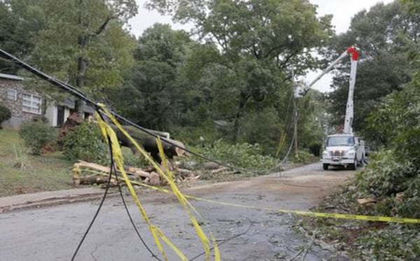 A Georgia Power crew works to repair downed power lines on Fleetwood Drive in southeast Atlanta. BOB ANDRES / BANDRES@AJC.COM