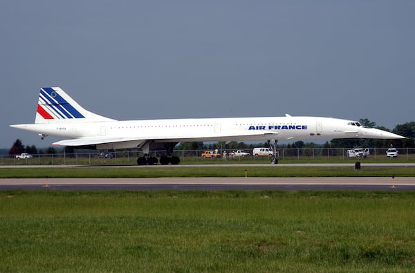 An Air France Concorde supersonic jet aircraft commences its final flight from Paris as it lands at Washington Dulles International Airport on June 12, 2003.