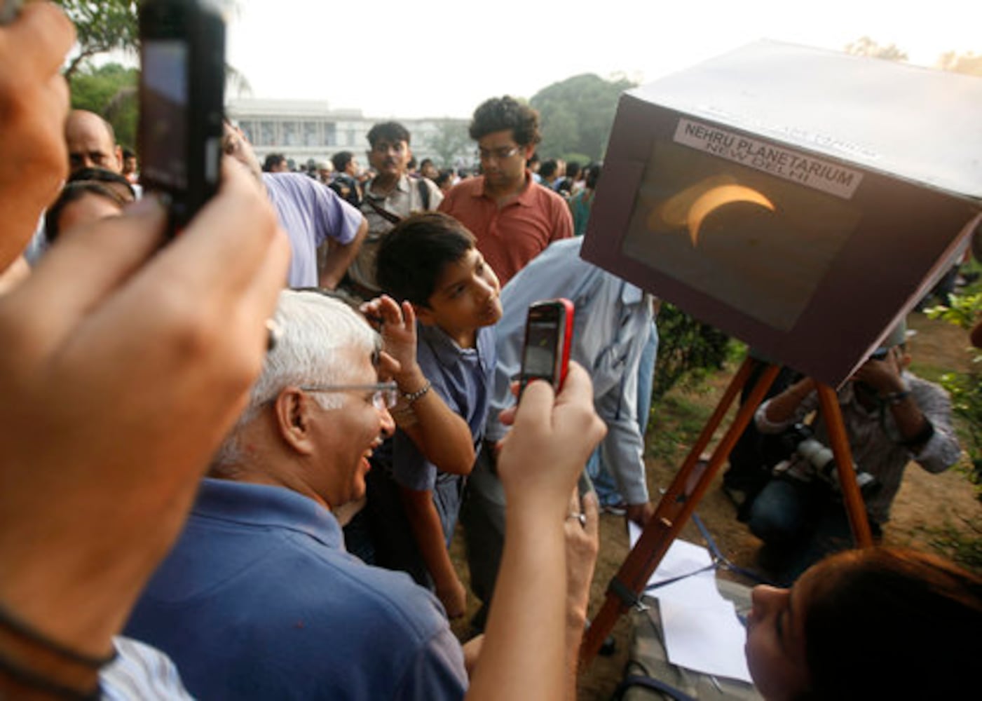 Total eclipse wows Asia