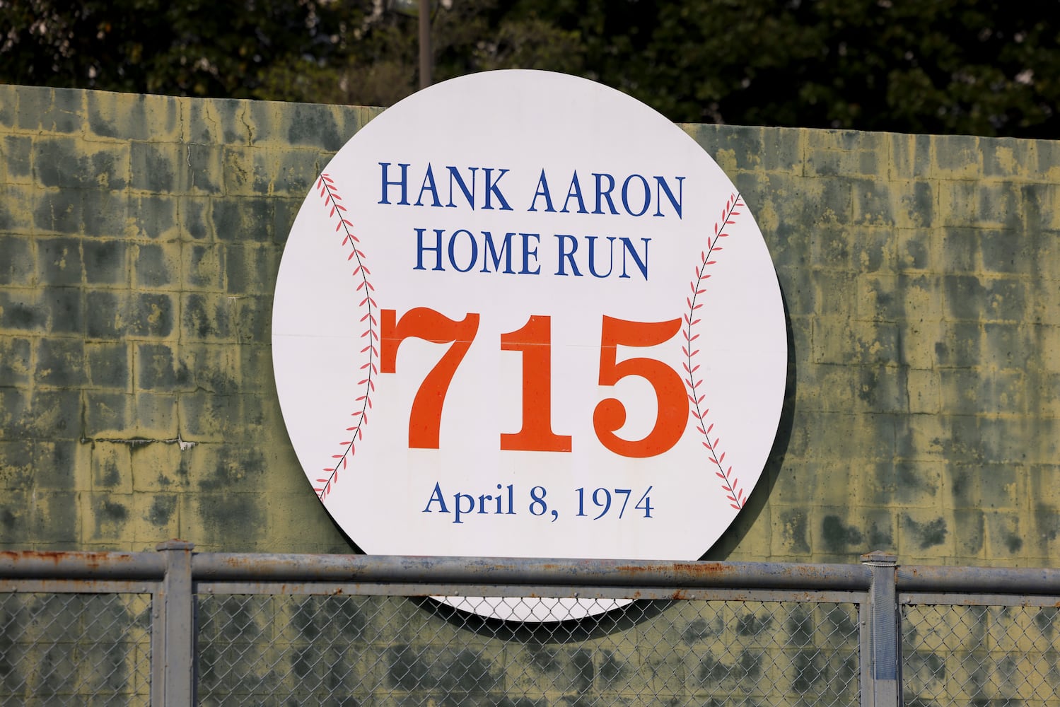 040824 hank aaron statue