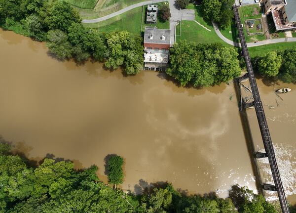 An aerial photograph taken on Tuesday, August 23, 2022shows a pump station (top) on the Oostanaula River, where the city of Rome used to draw most of its water supply. (Hyosub Shin / Hyosub.Shin@ajc.com)