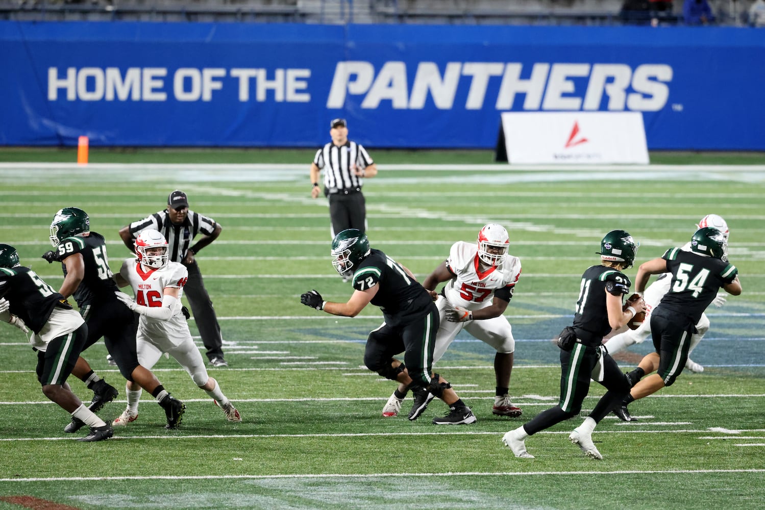 Collins Hill quarterback Sam Horn (21) drops back to pass during the first half against Milton in the Class 7A state title football game at Georgia State Center Parc Stadium Saturday, December 11, 2021, Atlanta. JASON GETZ FOR THE ATLANTA JOURNAL-CONSTITUTION