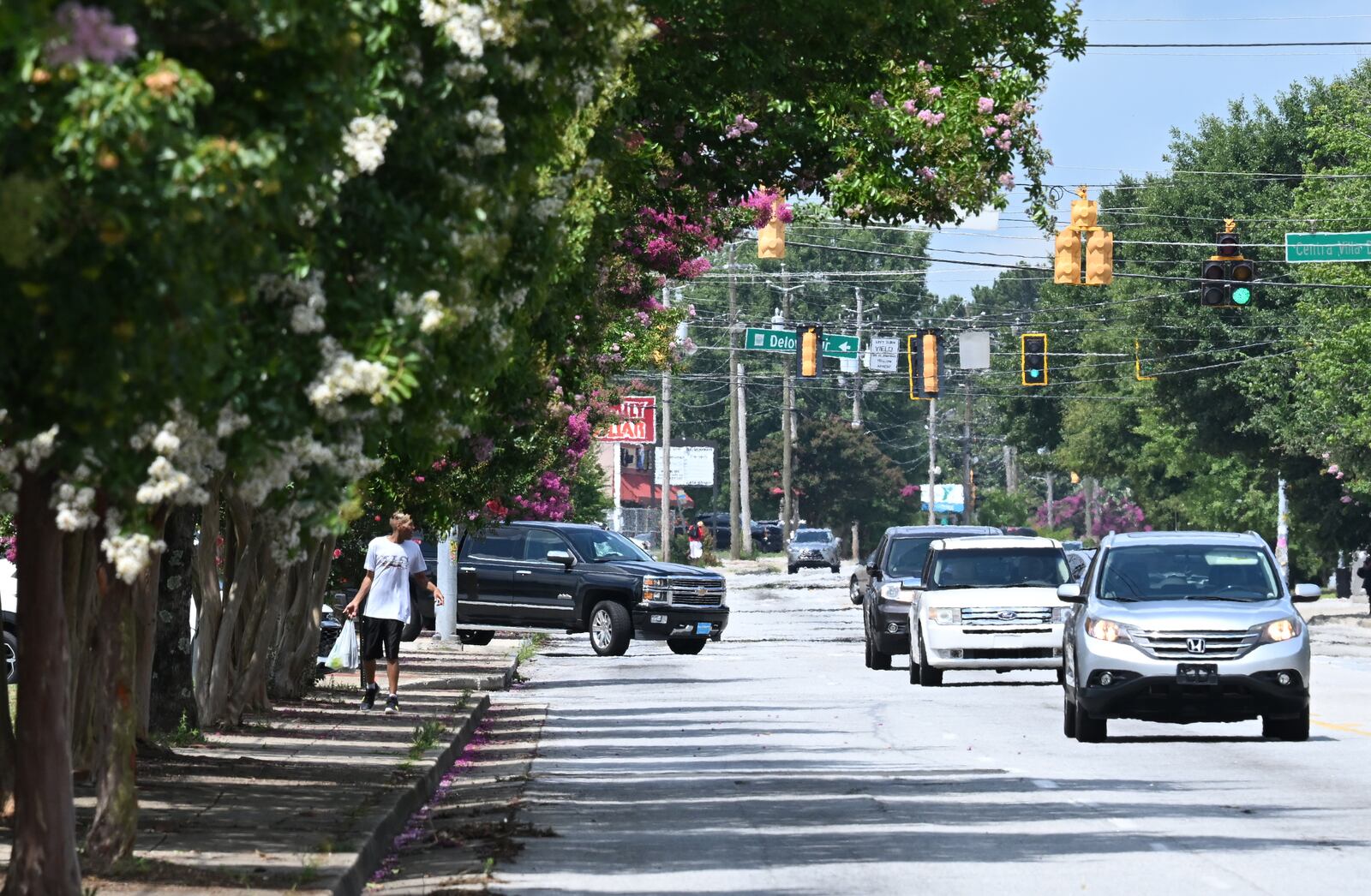 June 30, 2022 Atlanta - Picture shows Campbellton Road SW where MARTA’s board is finalizing its plans for a new transit line on Thursday, June 30, 2022.(Hyosub Shin / Hyosub.Shin@ajc.com)