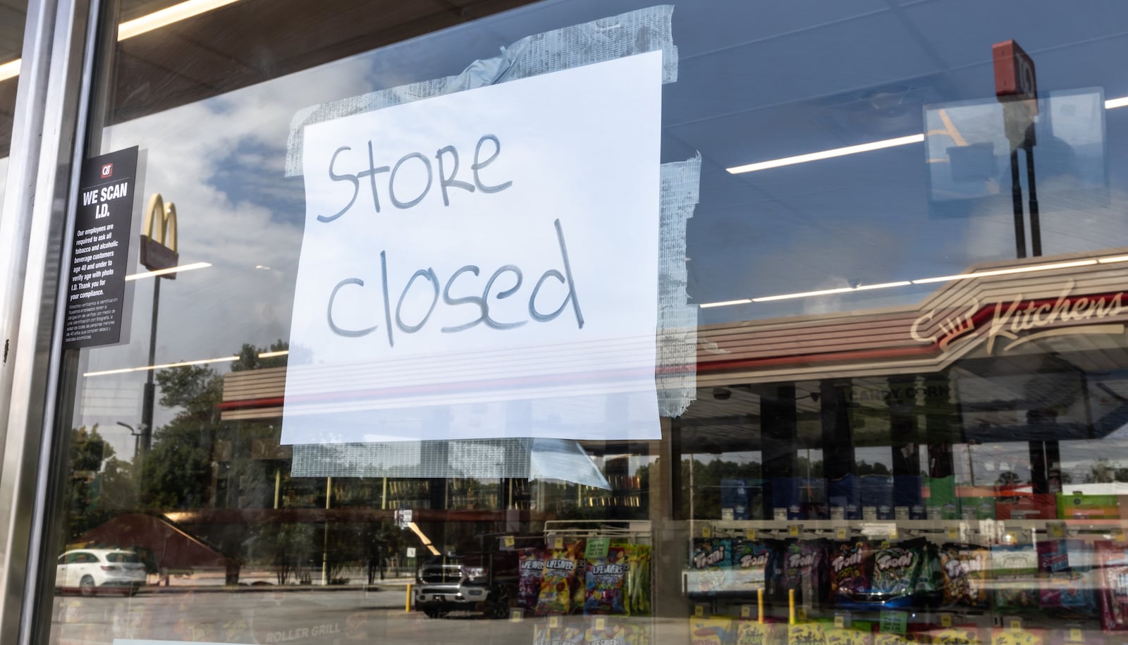 The QuikTrip located at I-20 and West Avenue in Conners was closed for the day as a large plume sits in the sky above Conyers on Monday Sept. 30, 2024 following the evacuation of about 17,000 people. Several metro Atlanta counties reported a haze and chemical smell Monday morning. A shelter-in-place order for all of Rockdale County has been extended indefinitely Monday. (John Spink/AJC)