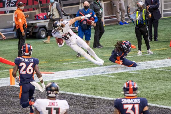 Falcons tight end Hayden Hurst (81) lands out of bounds short of the end zone after completing a catch during the second half Sunday, Nov. 8, 2020, at Mercedes-Benz Stadium in Atlanta. (Alyssa Pointer / Alyssa.Pointer@ajc.com)