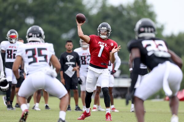 080122 Flowery Branch, Ga.: Atlanta Falcons quarterback Marcus Mariota (1) attempts a pass intended for running back Avery Williams (35) during training camp at the Falcons Practice Facility, Monday, August 1, 2022, in Flowery Branch, Ga. (Jason Getz / Jason.Getz@ajc.com)