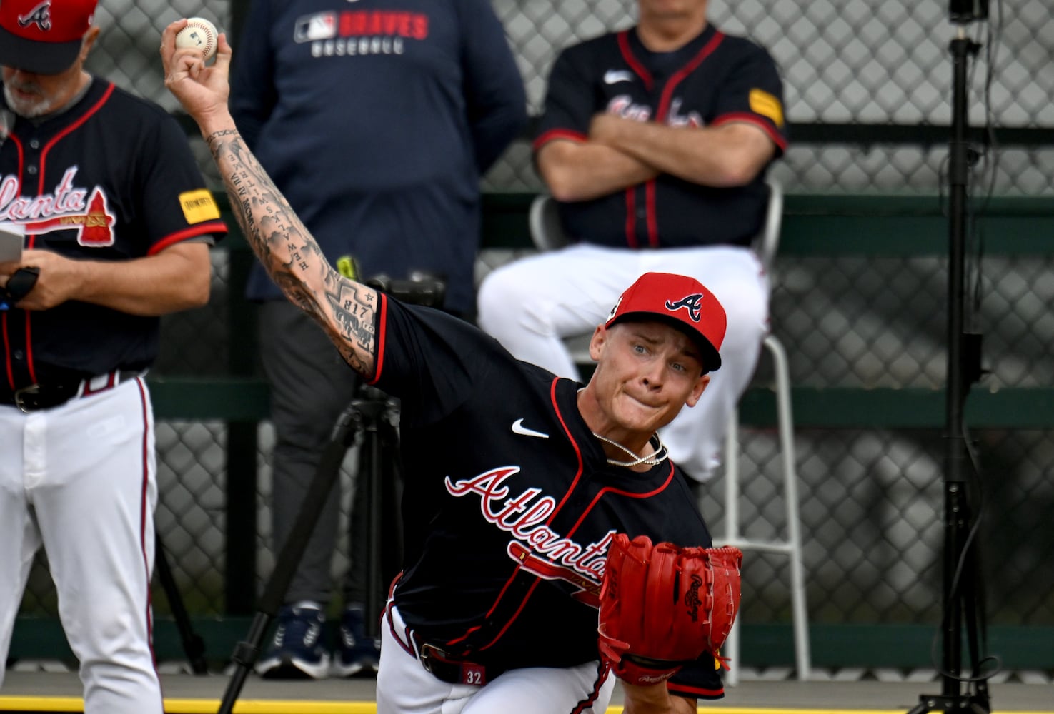 Braves pitchers and catchers report