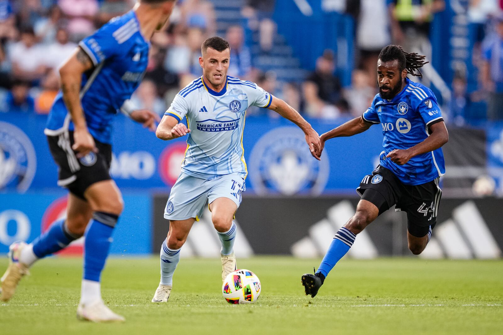 Atlanta United defender Brooks Lennon #11 dribbles the ball during the match against the CF Montreal at Stade Saputo in Montreal, Canada on Saturday July 13, 2024. (Photo by Mitch Martin/Atlanta United)