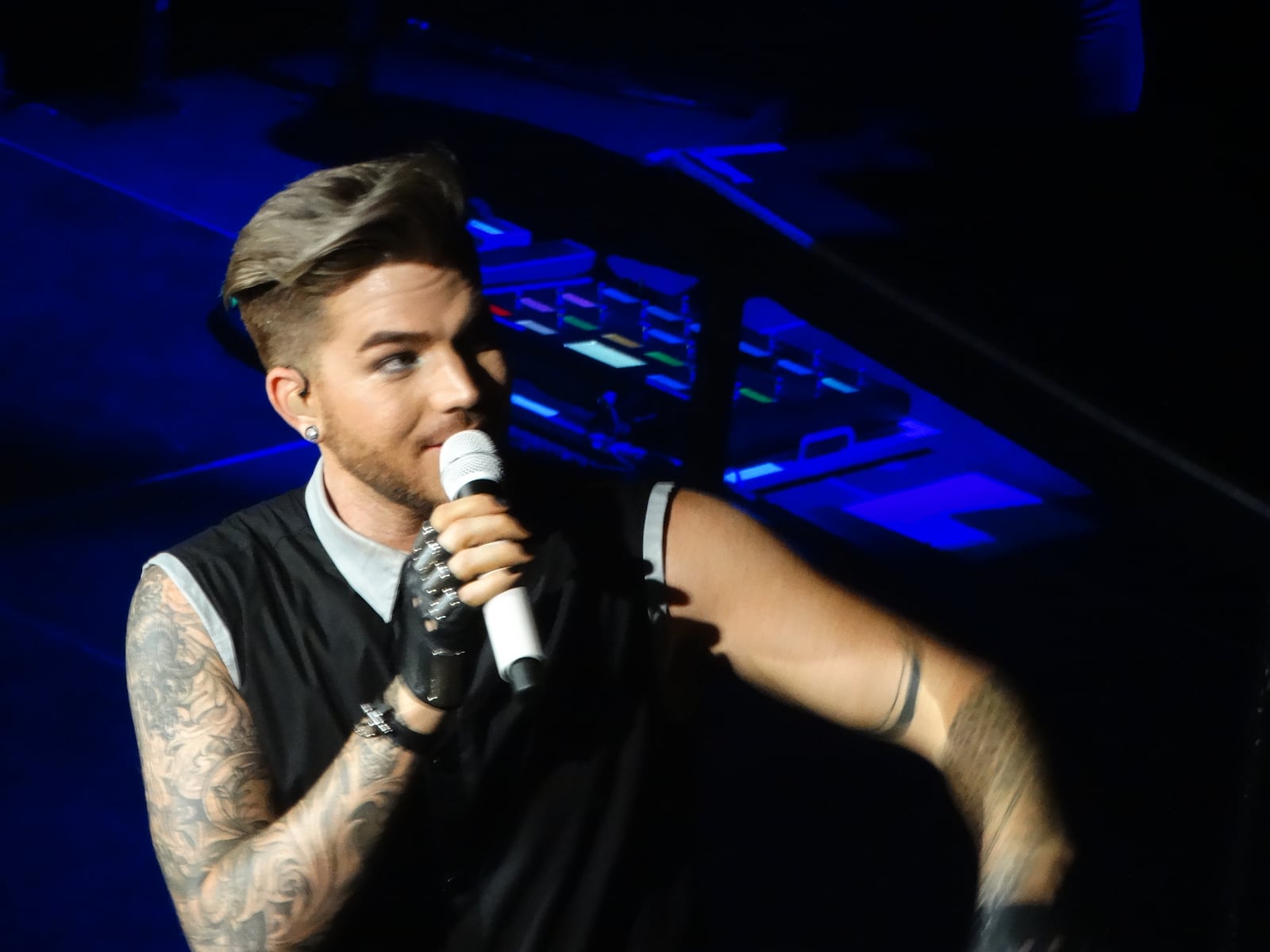 Adam Lambert working the crowd. CREDIT: Rodney Ho/ rho@ajc.com