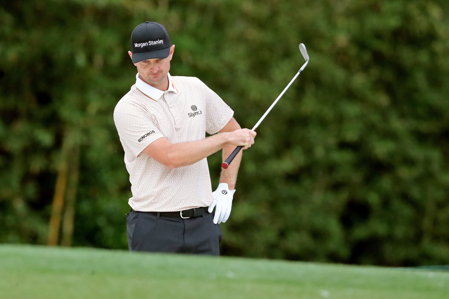 April 10, 2021, Augusta: Justin Rose prepares to hit out of the bunker on the fourth hole during the third round of the Masters at Augusta National Golf Club on Saturday, April 10, 2021, in Augusta. Curtis Compton/ccompton@ajc.com