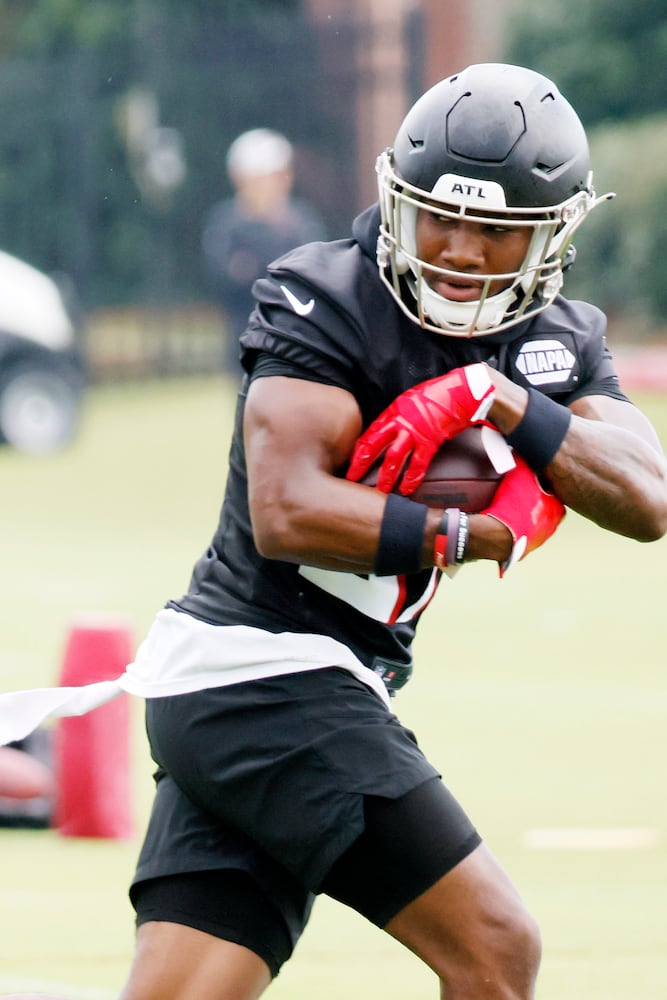 Atlanta Falcons defensive back Dee Alford (37) secures the ball as he works a drill during the mini practice at Falcons Training Facility on Tuesday, June 14, 2022.  Miguel Martinez / miguel.martinezjimenez@ajc.com