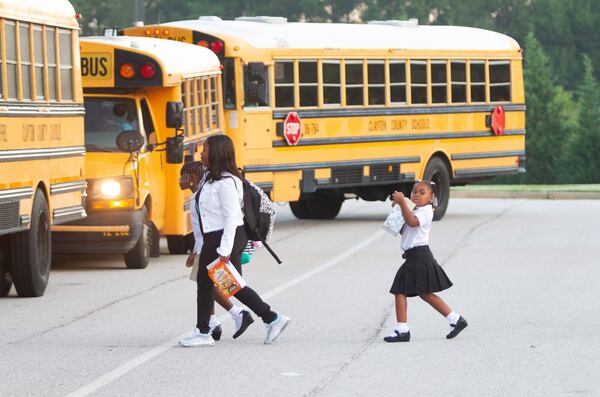 Kids head into James Jackson Elementary on the first day of school Monday, August 6, 2018, in Jonesboro GA. STEVE SCHAEFER / SPECIAL TO THE AJC