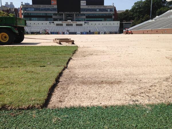 A grading blade that is guided by laser was used to make sure the sand base was perfectly flat.