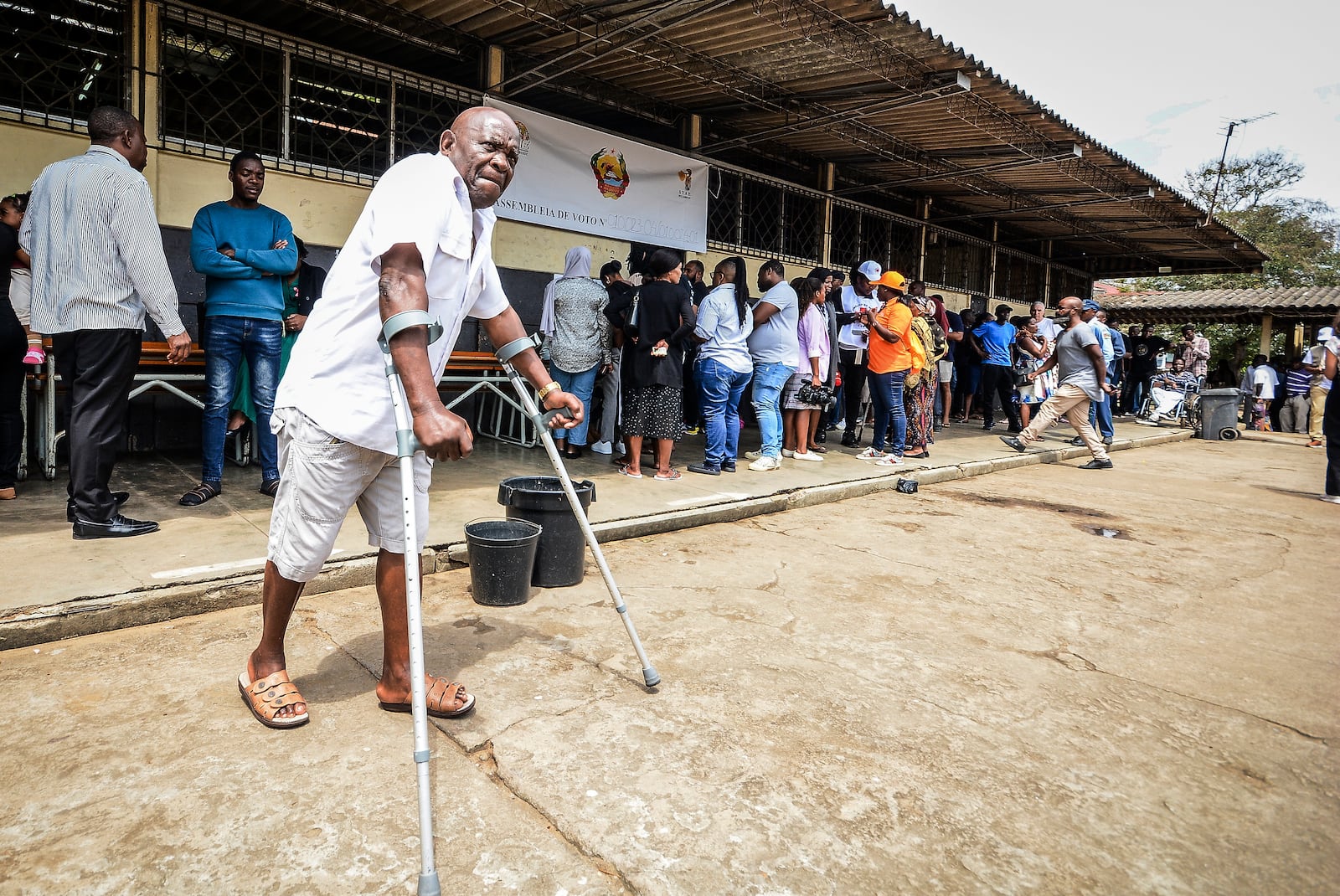 People queue to cast their votes at a polling station in general elections in Maputo, Mozambique, Wednesday, Oct. 9, 2024. (AP Photo/Carlos Equeio)