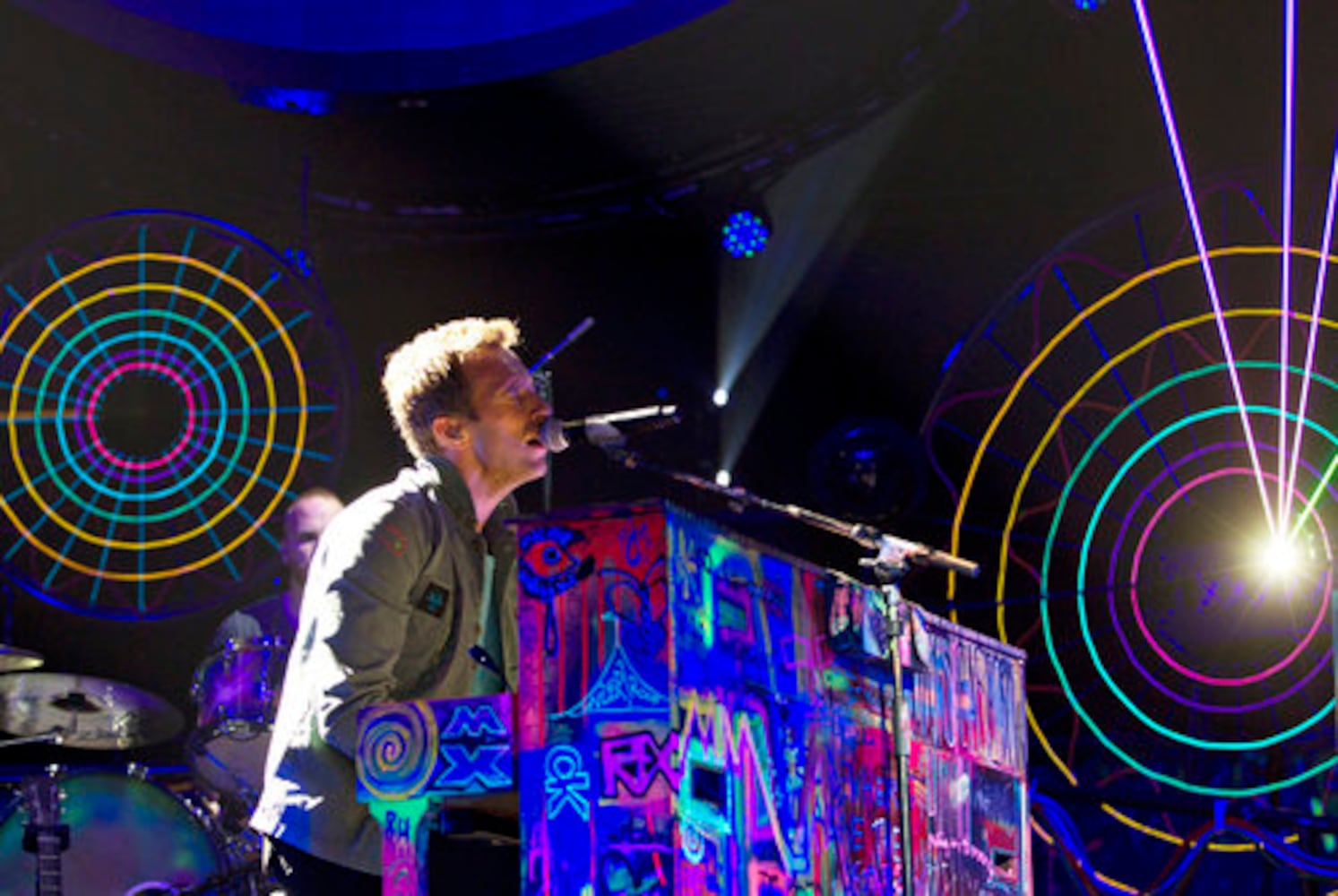 Coldplay kicks off tour