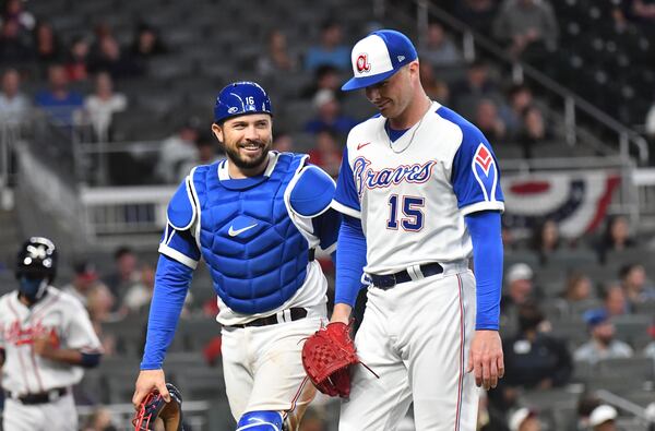 Braves catcher Travis d'Arnaud and pitcher Sean Newcomb share a smile in the 6th inning. (Hyosub Shin / Hyosub.Shin@ajc.com)