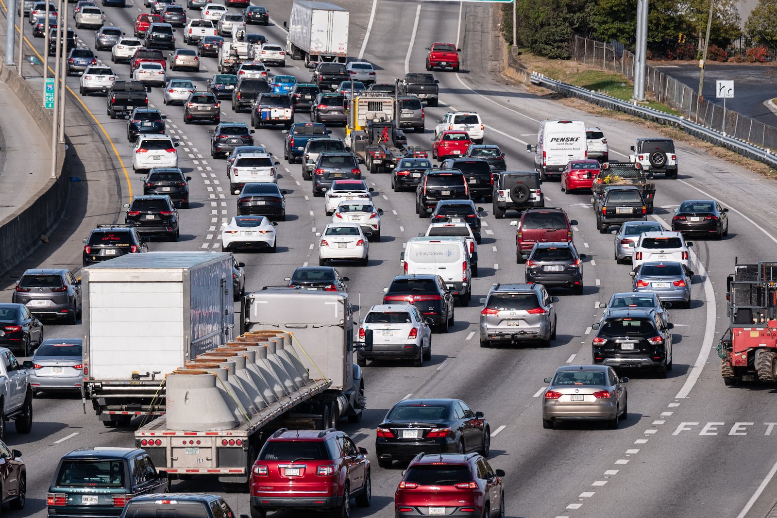 211123-Atlanta-Traffic heads north on the Connector just south of downtown ahead of Thanksgiving on Tuesday, Nov. 23, 2021. Ben Gray for The Atlanta Journal-Constitution