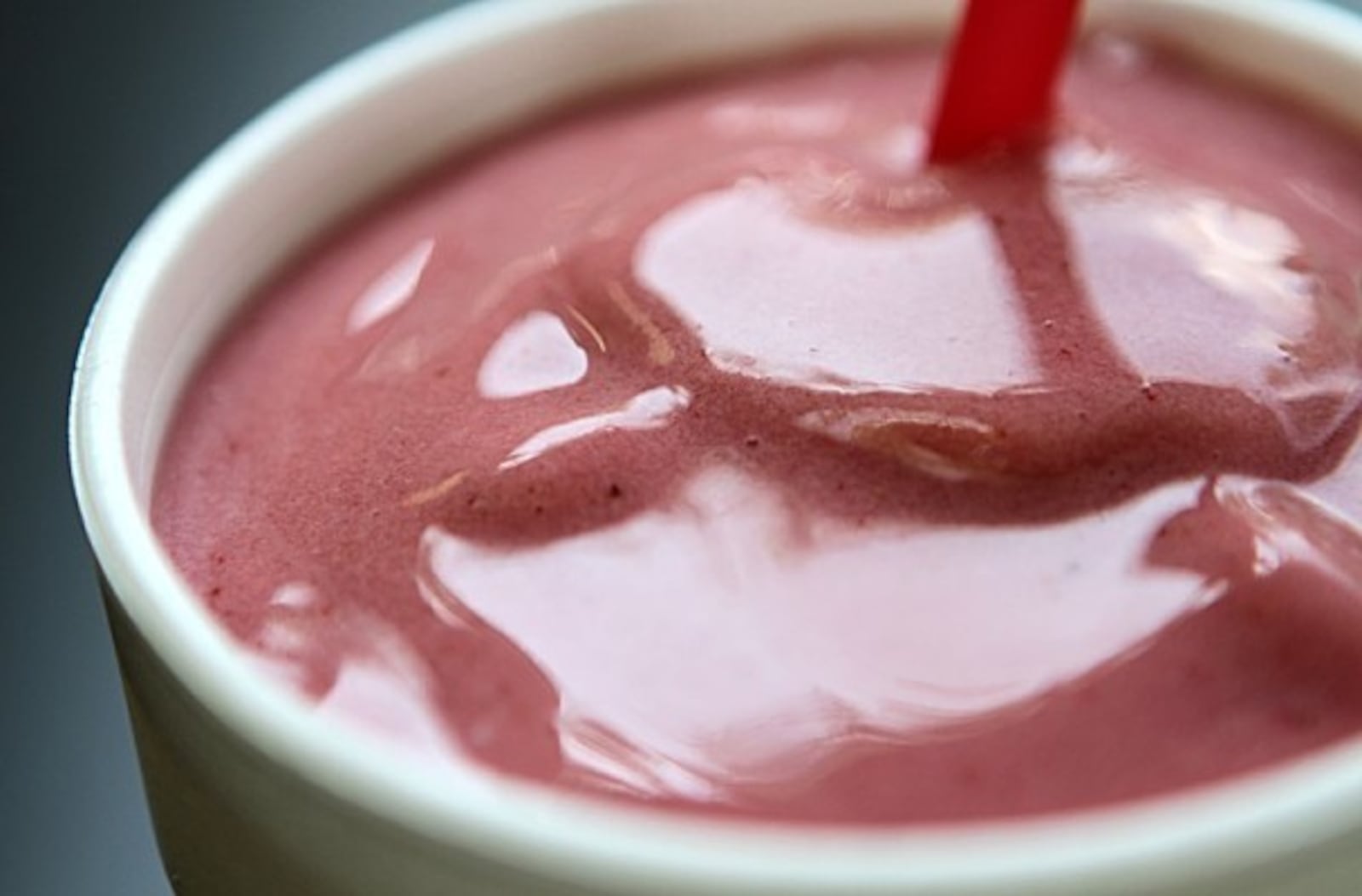 The Angel Food smoothie from Smoothie King contains 340 calories for a 20-ounce serving and 690 for 40 ounces.