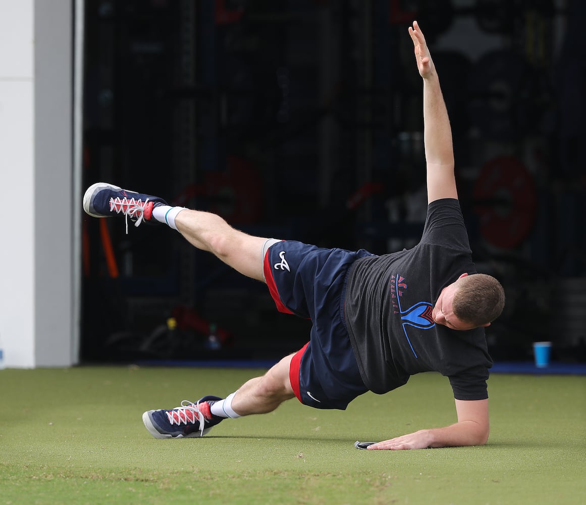 Photos: Braves loosening up at spring training