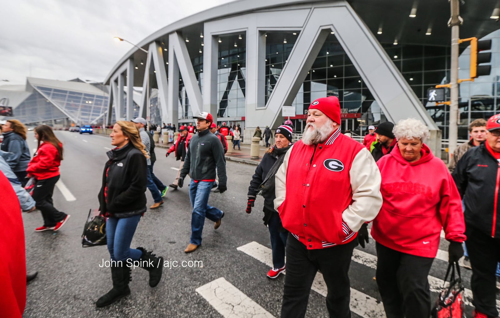 Georgia and Alabama football fans brave the cold temperatures before the game. JOHN SPINK / JSPINK@AJC.COM