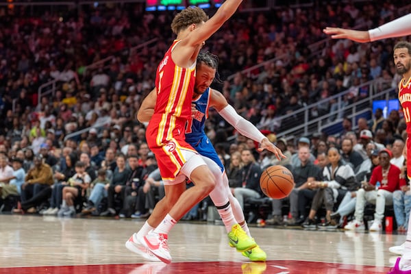 New York Knicks guard Jalen Brunson, right, goes around Atlanta Hawks guard Dyson Daniels, left, during the second half of an NBA basketball game, Wednesday, Nov. 6, 2024, in Atlanta. (AP Photo/Jason Allen)