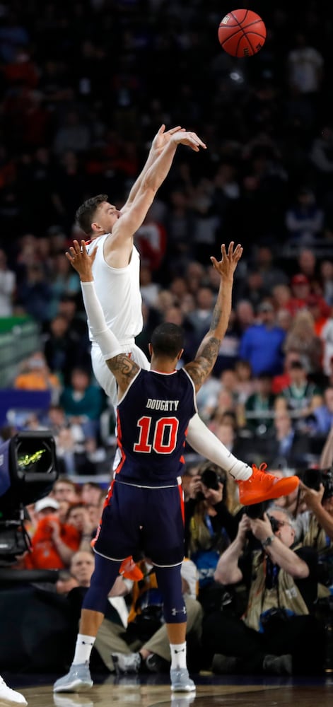 Photos: Did Auburn foul Virginia’s Kyle Guy?