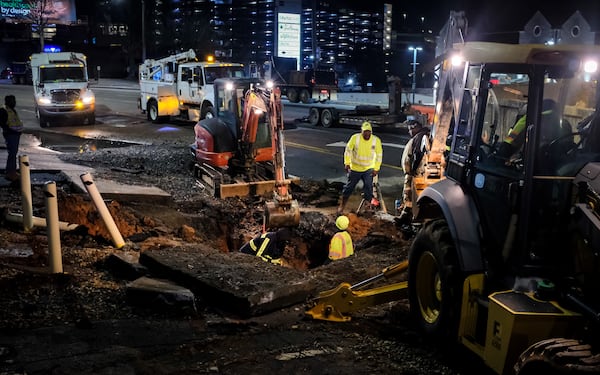 City of Atlanta Watershed Management workers make repairs to a broken water main at 2143 Peachtree Road NE on Friday, Jan. 31, 2025. (Ben Hendren for the AJC)